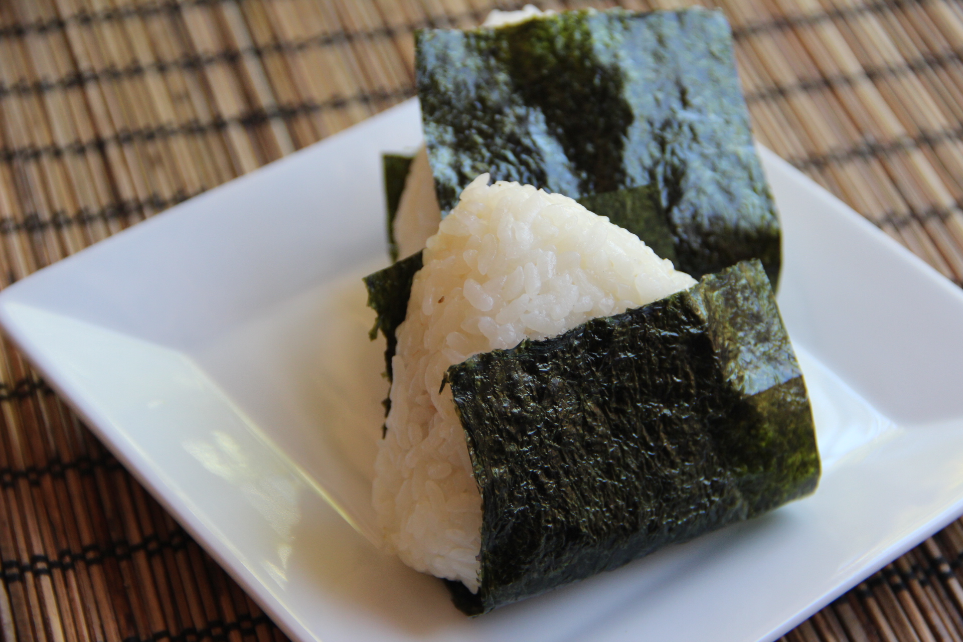 【たった一枚でこんなにも栄養が？！】おにぎりを食べるなら海苔付きにしよう！