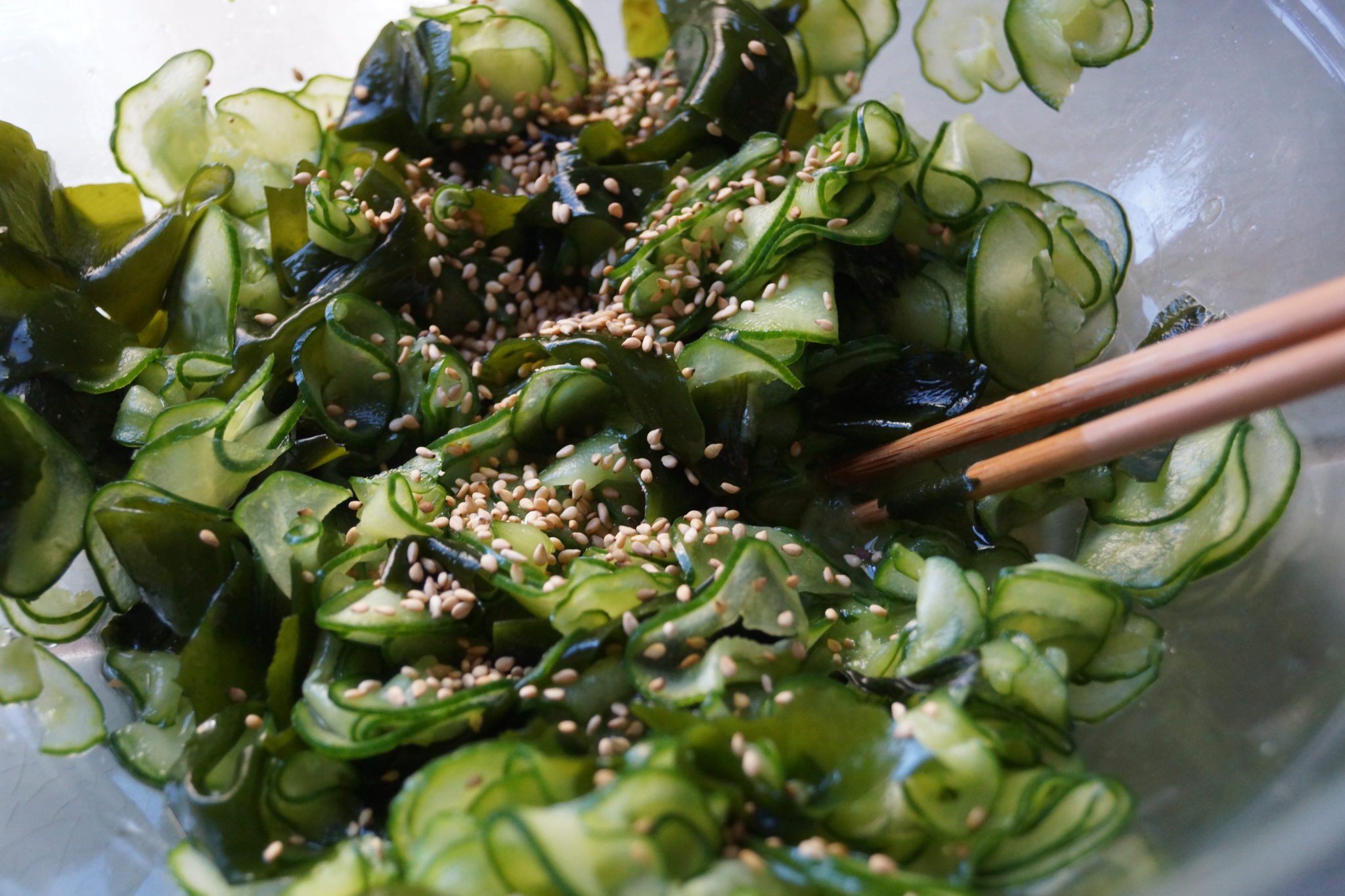 Как готовить водоросли. Салат с водорослями вакаме. Суномоно (Sunomono). Японские водоросли вакаме. Огурцы Суномоно.