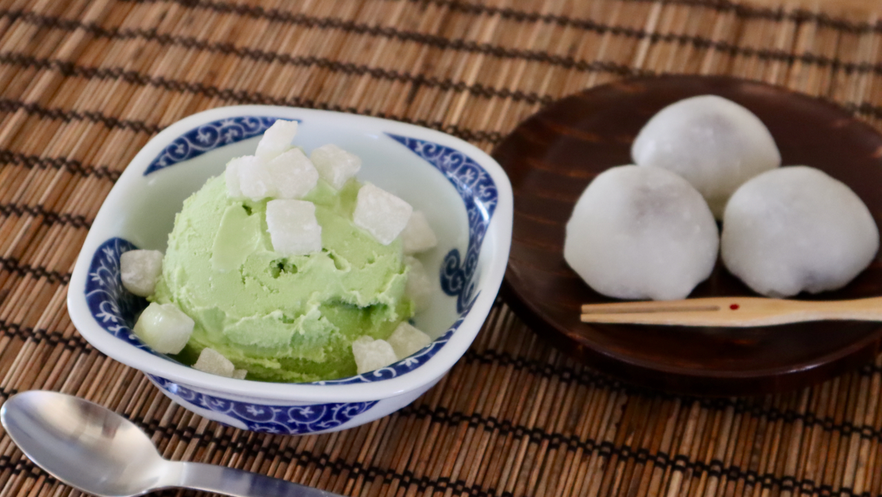 Homemade Mochi -- 2 Ways Using a Mochi Maker 